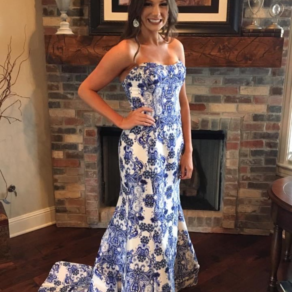 $160 Strapless Terani Couture Size 8 Long Gown